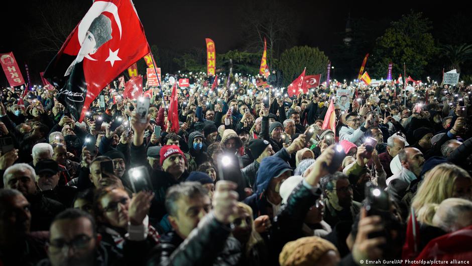 Protes dukungan untuk Imamoglu di Istanbul, menunjukkan semangat politik