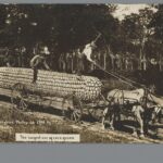 Pameran tentang sejarah manipulasi foto di Amsterdam, menunjukkan teknik fotomontase.