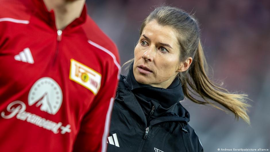 Marie-Louise Eta, pelatih wanita pertama di Bundesliga, saat memimpin tim